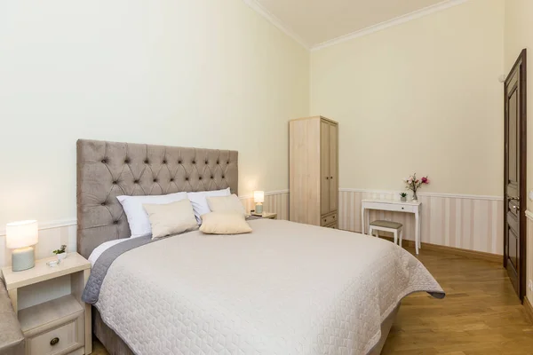 Modern Yatak Odası Büyük Yataklı Açık Renkli Bej — Stok fotoğraf