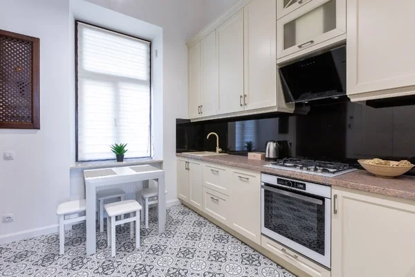 室内摄影 米色厨房 现代风格 真正的公寓 — 图库照片
