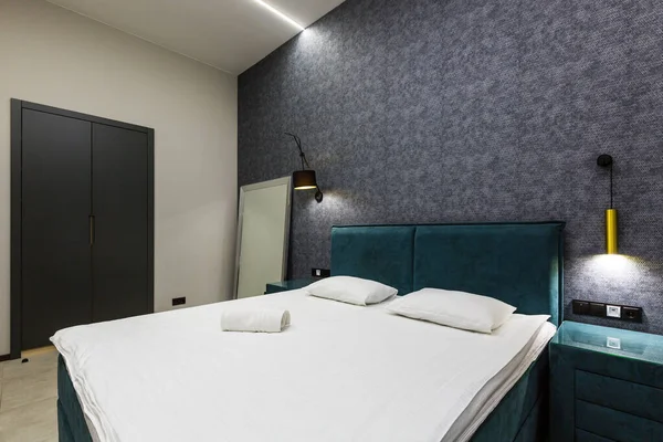 Mekan Fotoğrafçılığı Modern Yatak Odası Geniş Yataklı Çatı Katı Tarzı — Stok fotoğraf