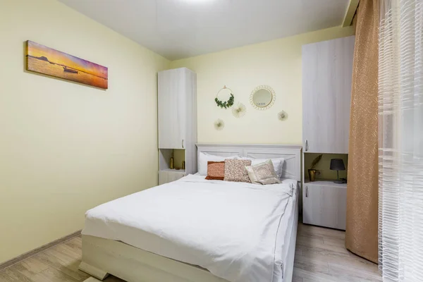 Mekan Fotoğrafçılığı Yataklı Geniş Oturma Odası Modern Tarzda Parlak Renklerde — Stok fotoğraf