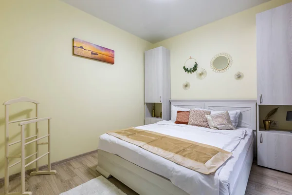 Mekan Fotoğrafçılığı Yataklı Geniş Oturma Odası Modern Tarzda Parlak Renklerde — Stok fotoğraf