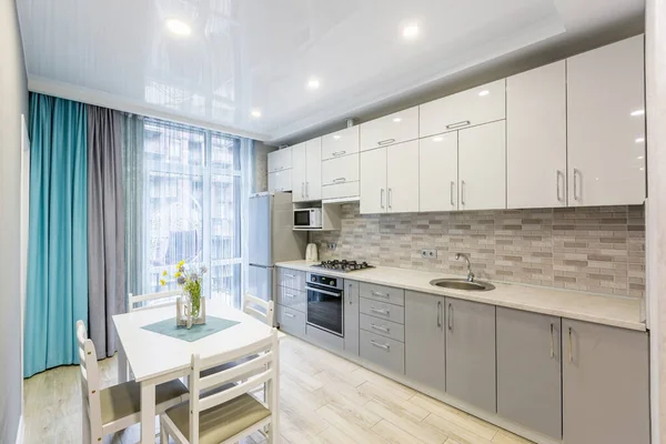 室内摄影 现代阁楼风格的厨房工作室 带有明亮的白色家具 — 图库照片