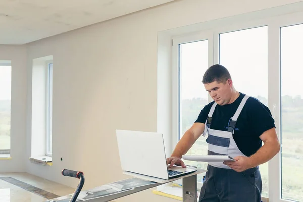 Hombre Maestro Constructor Considera Proyecto Utiliza Una Computadora Portátil Para —  Fotos de Stock