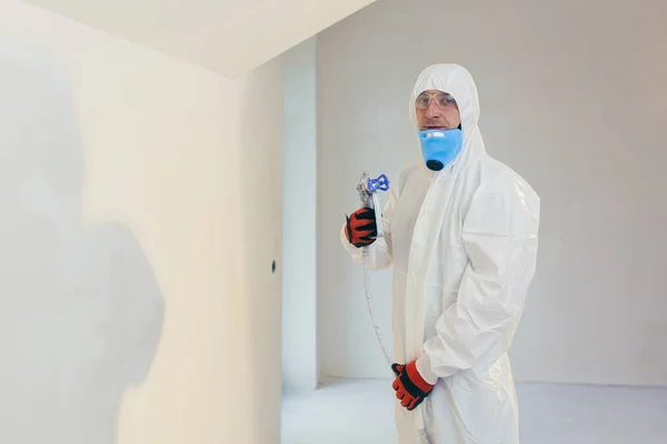 Pintor Trabajador Pinta Superficie Pared Con Spray Especial Hombre Trabajador — Foto de Stock