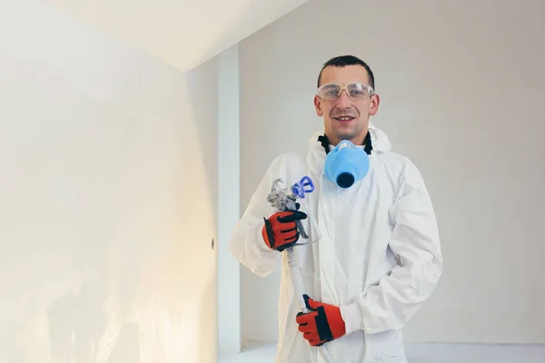 Pintor Trabajador Pinta Superficie Pared Con Spray Especial Hombre Trabajador — Foto de Stock