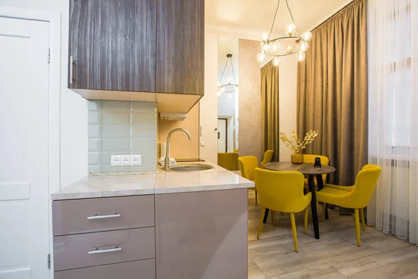 Interno Una Moderna Cucina Elegante Piccolo Appartamento Con Mobili Nei — Foto Stock