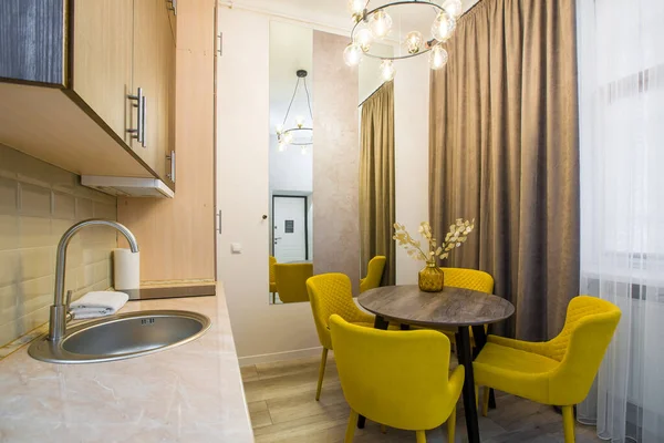 Інтер Сучасної Стильної Кухні Маленькій Квартирі Меблями Пастельних Тонах Жовтий — стокове фото