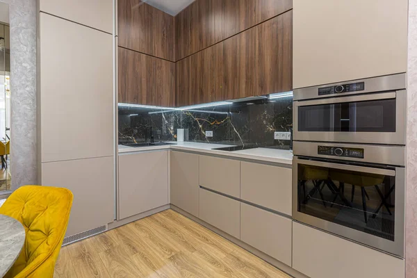 风格时尚的现代厨房的内部 带有黑色大理石镶嵌 — 图库照片