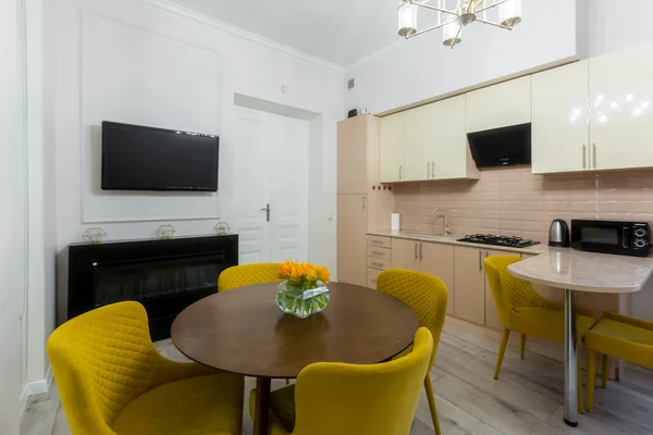 现代化厨房的内部 一间大房间 设计精美 色彩斑斓 灰黄相间 — 图库照片