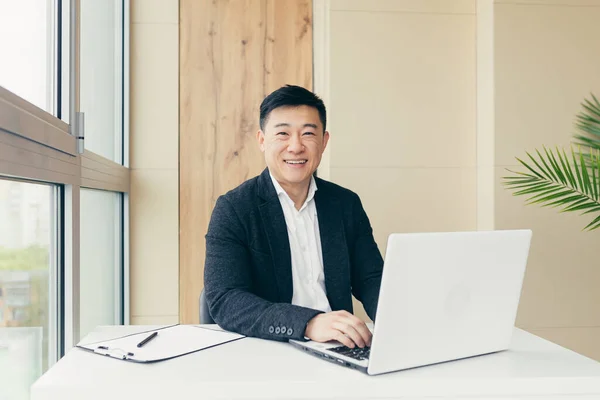 Framgångsrik Asiatisk Affärsman Svart Kostym Arbetar Bärbar Dator Slappnar Ett — Stockfoto