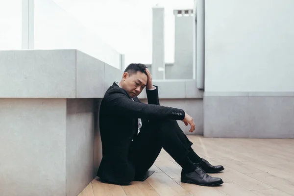 Молодий Азіатський Депресивний Чоловік Сидить Вулиці Біля Будівлі Офісного Бізнес — стокове фото