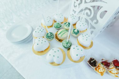 Çikolata. Çöllü beyaz şenlik masası, çilekli tart ve kekler. Düğün için. Resepsiyon Turtaları