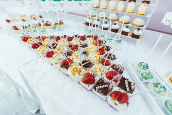Candy Bar White Festive Table Deserts Strawberry Tartlet Cupcakes Wedding — Stock Photo, Image