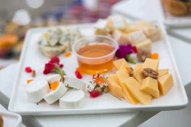 Bir şenlik etkinliğinde ya da akşam yemeğinde masada atıştırmalıklar.