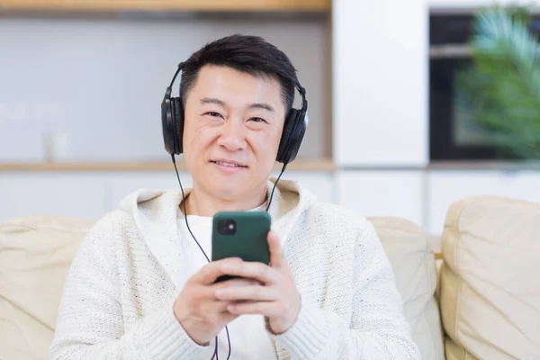 Primer Plano Retrato Joven Asiático Hombre Escuchando Música Línea Auriculares — Foto de Stock