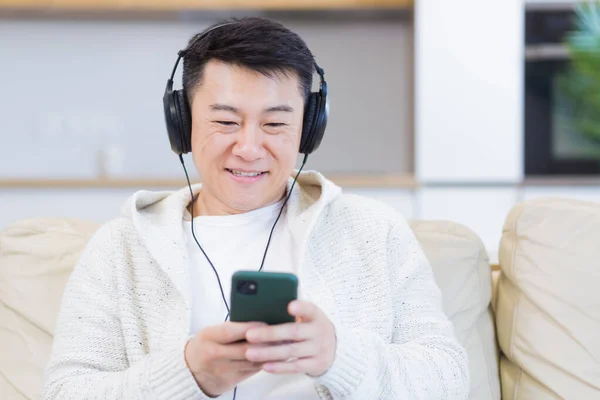 Primer Plano Retrato Joven Asiático Hombre Escuchando Música Línea Auriculares — Foto de Stock