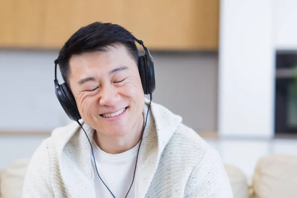 Primer Plano Retrato Joven Asiático Hombre Escuchando Música Línea Auriculares — Foto de Stock