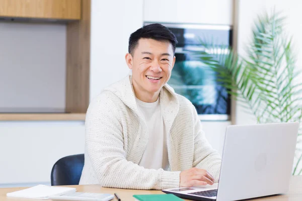Ung Asiatisk Man Som Arbetar Hemma Datorn Laptop Sitter Vid — Stockfoto