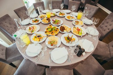 Restoranda ziyafet için ayrılmış yemek masası.