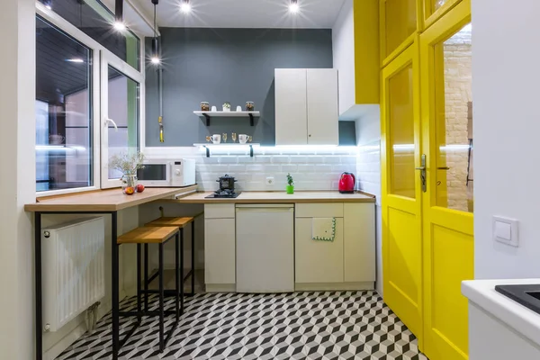 Cocina Moderna Estilo Loft Con Puertas Interiores Amarillas — Foto de Stock