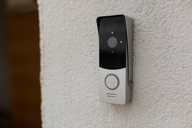 Evin duvarında güvenlik kamerası olan kapı zili.