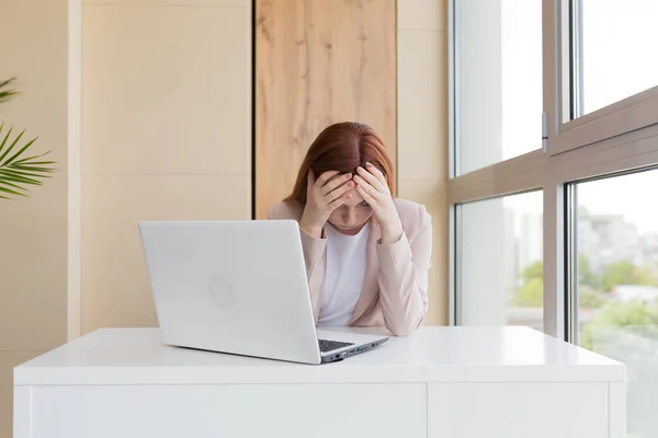 Verärgerte Rothaarige Geschäftsfrau Die Büro Computer Sitzt Hat Starken Stress — Stockfoto
