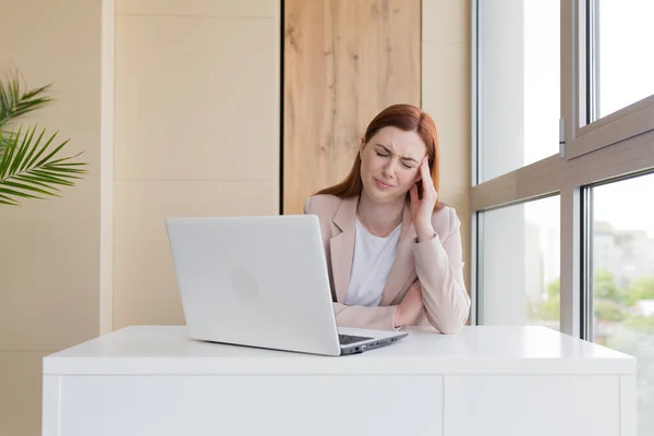 Mujer Negocios Pelirroja Trastornada Que Trabaja Computadora Sentada Oficina Tiene — Foto de Stock