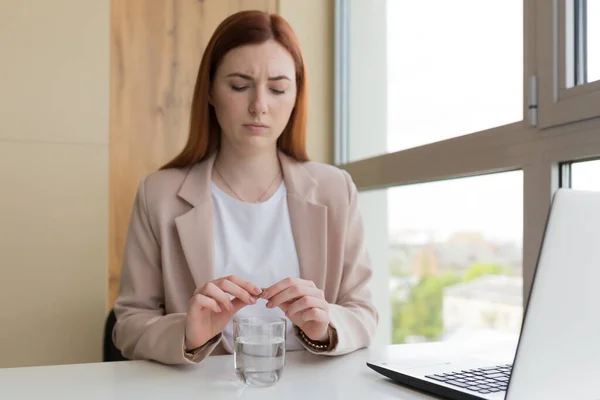 Mujer Hombre Negocios Trabajando Ordenador Portátil Paciente Tomando Píldoras Medicación — Foto de Stock