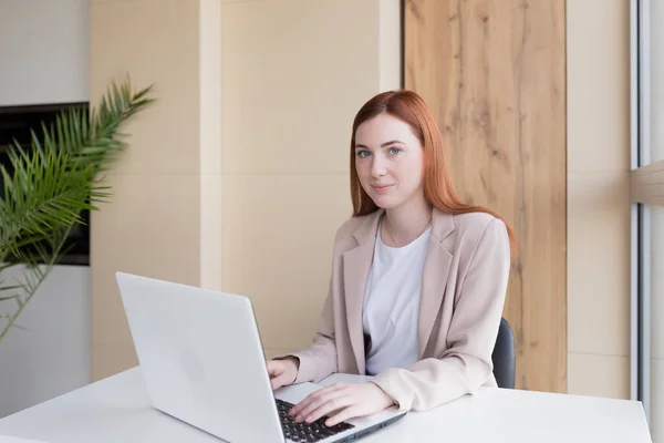 Mujer Negocios Serio Que Trabaja Portátil Sentado Escritorio Oficina — Foto de Stock