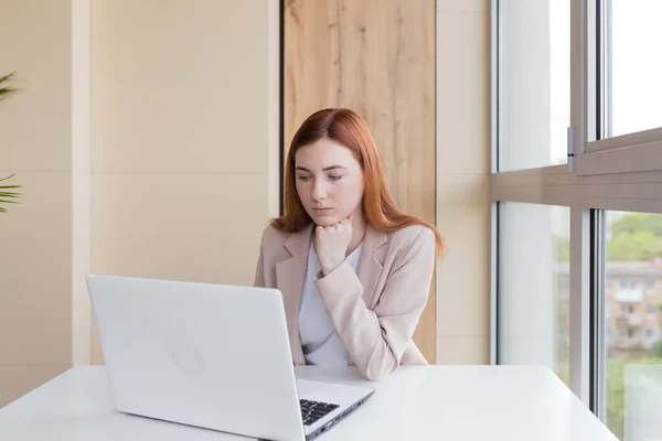 Mujer Negocios Serio Que Trabaja Portátil Sentado Escritorio Oficina — Foto de Stock