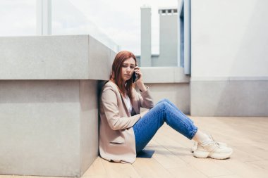 Depresyondaki bir iş merkezinin yakınındaki kaldırımda oturan genç, hayal kırıklığına uğramış kadın işini ve mali sorunlarını kaybetti. İş yerinde ya da üniversitede kız öğrenci stresi. Dışarıda kederli bir kadın