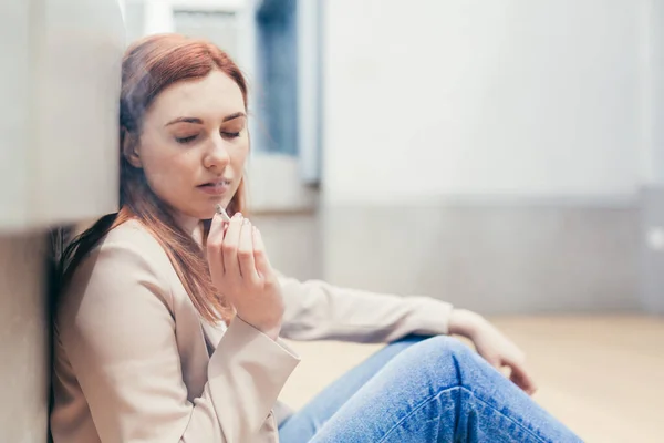 Eine Junge Frustrierte Depressive Frau Die Auf Der Straße Sitzt — Stockfoto