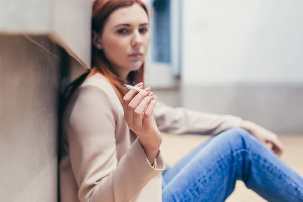 路上で座っている若い不満そうな落ち込んでいる女性は仕事を失ったかタバコを吸う財政的な問題を抱えている 孤独な女子学生の女の子は仕事にストレスがある 失業中の悲しみを屋外で — ストック写真