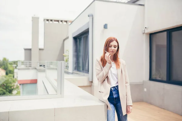 Junge Kaukasierin Die Hause Auf Der Terrasse Eines Modernen Büros — Stockfoto