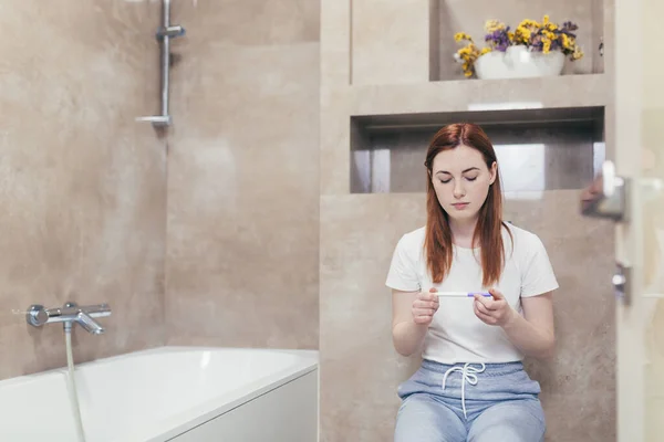 Junge Frustrierte Frau Die Auf Einem Schnellen Positiven Oder Negativen — Stockfoto