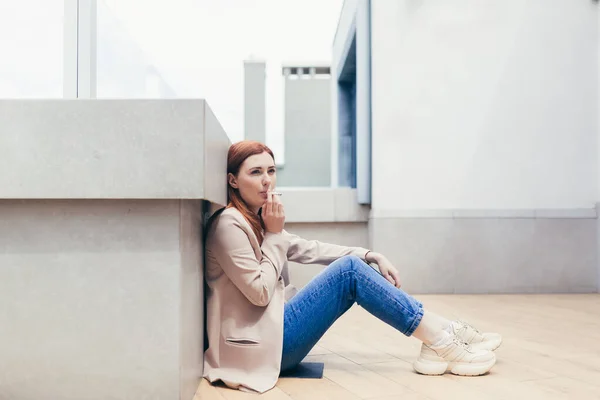 Jeune Femme Déprimée Frustrée Assise Dans Rue Perdu Son Emploi — Photo