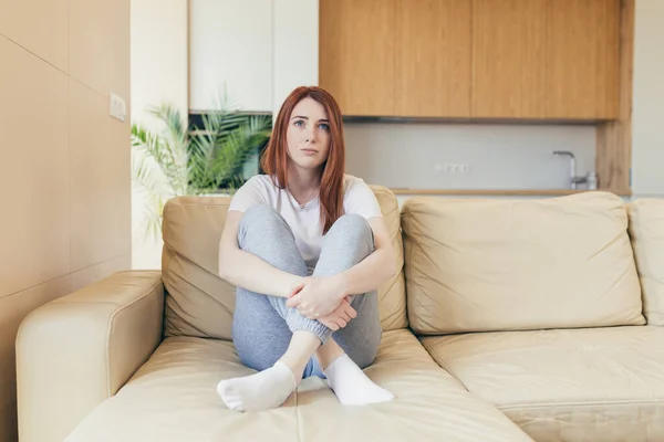 Junge Schöne Frau Sitzt Allein Hause Auf Der Couch Und — Stockfoto