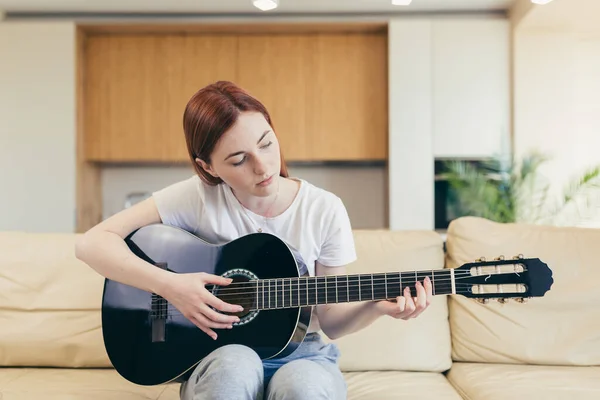 Jeune Belle Femme Rousse Assise Maison Sur Canapé Jouant Guitare — Photo