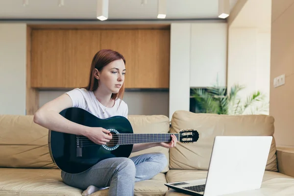 Jeune Fille Rousse Apprend Jouer Guitare Aide Leçons Tutoriel Vidéo — Photo