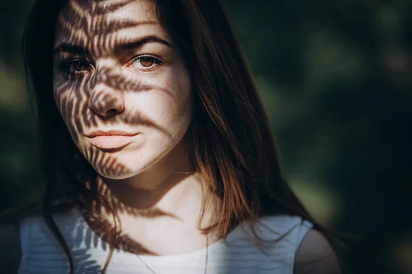 Retrato Uma Jovem Mulher Bonita Floresta Sombra Facial Samambaias — Fotografia de Stock