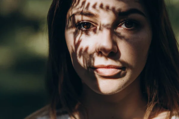 Retrato Una Joven Mujer Hermosa Bosque Sombra Los Helechos —  Fotos de Stock