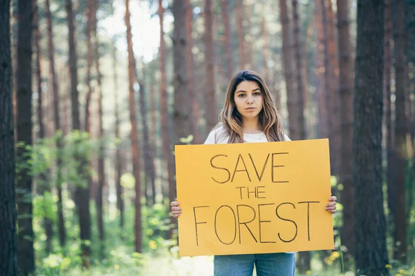 Jovem Bela Mulher Ativista Voluntário Floresta Com Cartaz Salvar Floresta — Fotografia de Stock