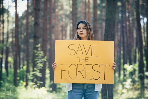 Jovem Bela Mulher Ativista Voluntário Floresta Com Cartaz Salvar Floresta — Fotografia de Stock