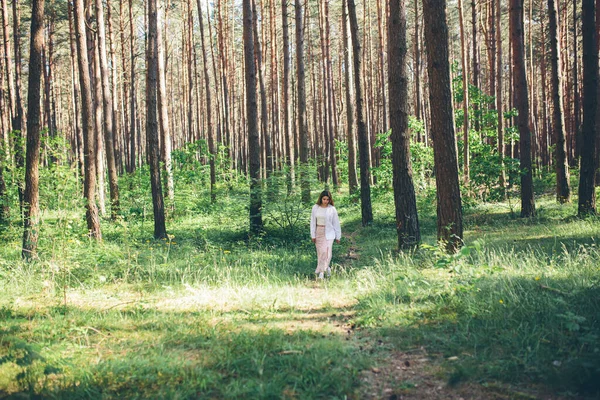 Joven Mujer Hippie Hermosa Camina Bosque Verano Ríe Bailes Disfruta — Foto de Stock