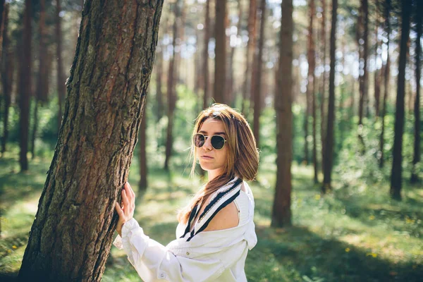 Jovem Mulher Hippie Bonita Caminha Floresta Verão Danças Gosta Vida — Fotografia de Stock