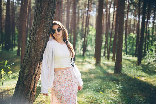 Jovem Mulher Hippie Bonita Caminha Floresta Verão Danças Gosta Vida — Fotografia de Stock