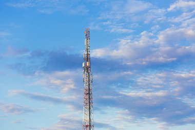 Gökyüzü zemininde 5G olan büyük bir televizyon ve radar anteni