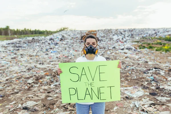Kvinna Deponi Volontär Håller Affisch Rädda Jorden — Stockfoto