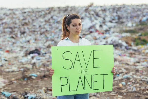Kvinna Deponi Volontär Håller Affisch Rädda Jorden — Stockfoto