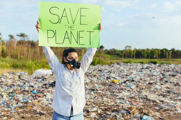 Женщина Плакатом Спасает Планету Пикетирует Загрязненную Мусором Среду Горящий Огонь — стоковое фото
